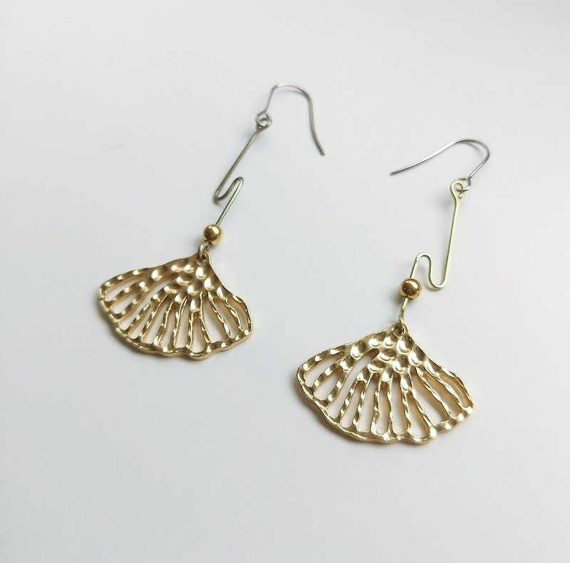Dead leaf earrings / brass / leaves / ear clips / hand made - ต่างหู - ทองแดงทองเหลือง สีทอง