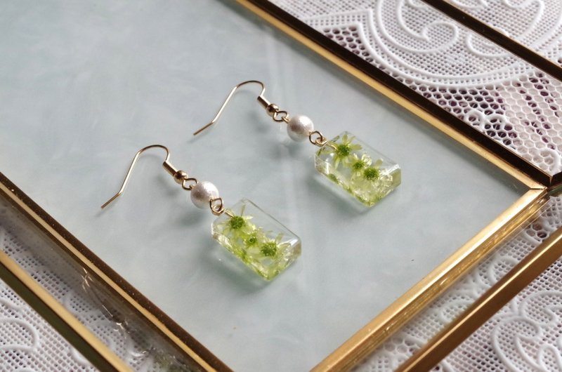 Resin art flower and cotton pearl earrings - apple green - Earrings & Clip-ons - Other Materials Green