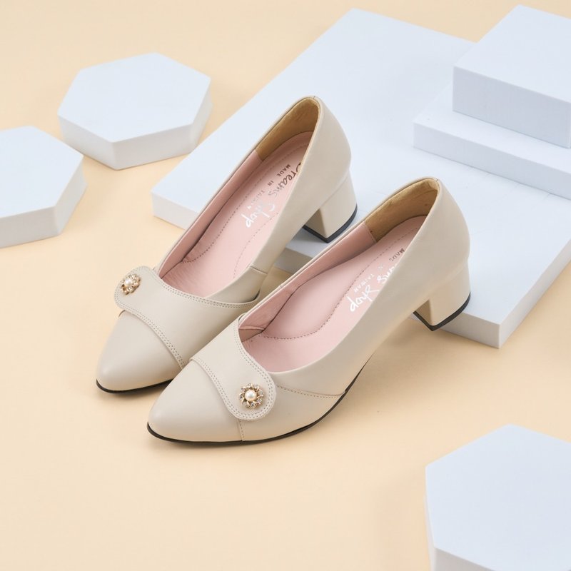 Thumb valgus_Pearl diamond pointed toe air cushion low heels beige - รองเท้าส้นสูง - หนังแท้ ขาว