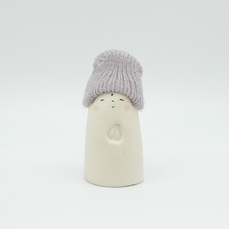 手作り陶人形　ニット帽をかぶったお地蔵さん　Sサイズ - 擺飾/家飾品 - 陶 卡其色