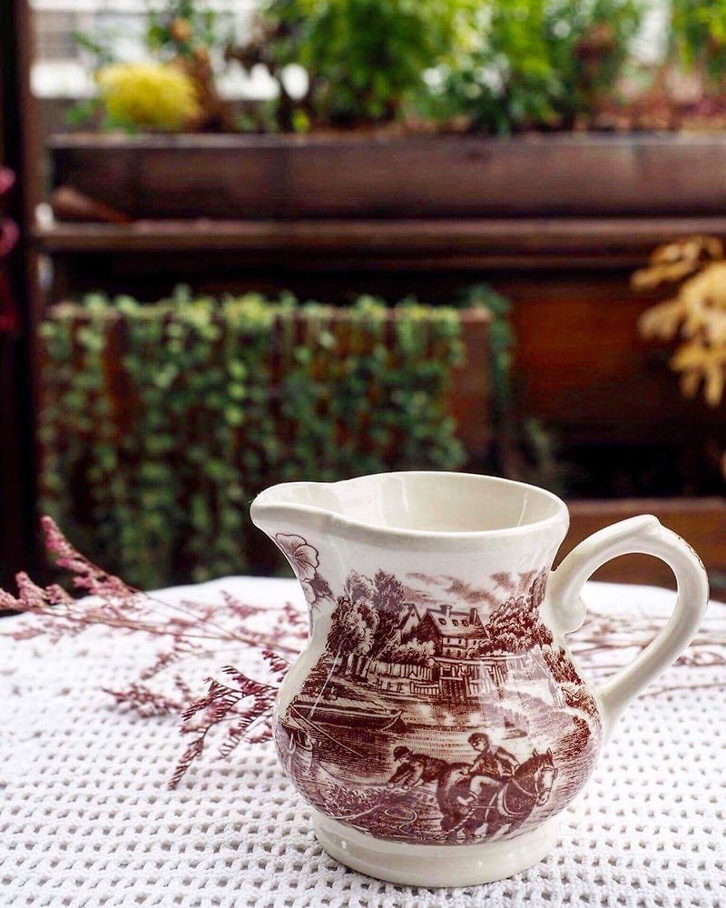 British antique country depicting caramel brown creamer cup jug JS - ของวางตกแต่ง - เครื่องลายคราม สีม่วง