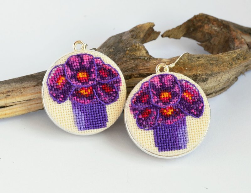 紫羅蘭花刺繡耳環十字繡花花束首飾手工製作的現代禮物送給她 - 耳環/耳夾/耳骨夾 - 繡線 紫色