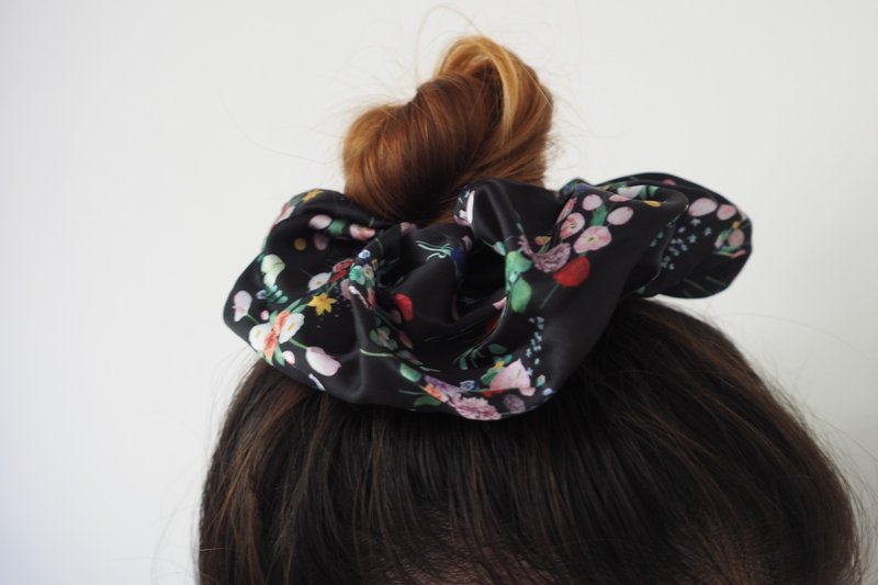 シルクサテンフラワーシュシュ：ミニブラック - ヘアアクセサリー - シルク・絹 ブラック