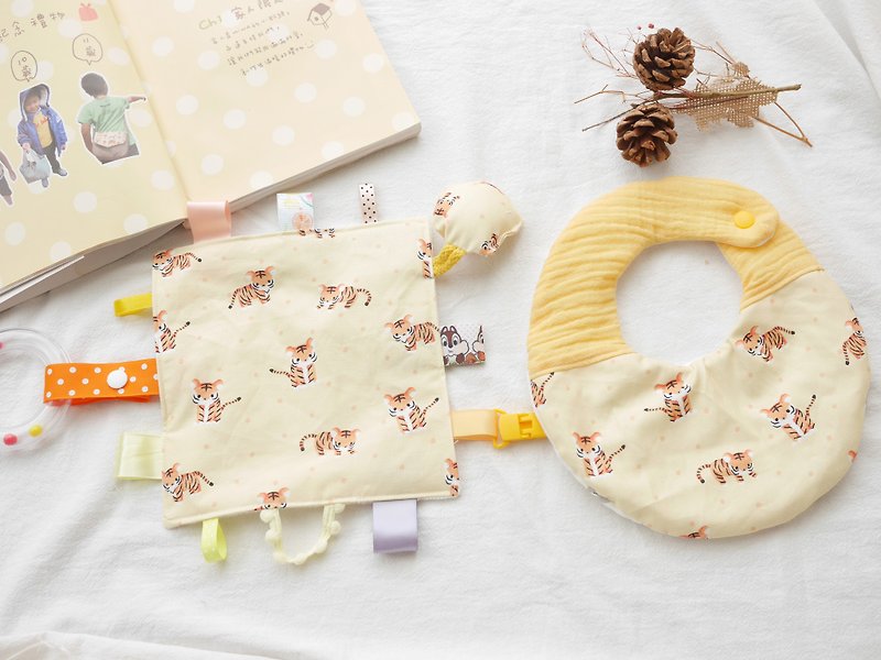 Six-fold yarn saliva towel + comfort towel, rattle detachable, cute tiger model of the moon gift box - ของขวัญวันครบรอบ - ผ้าฝ้าย/ผ้าลินิน สีเหลือง