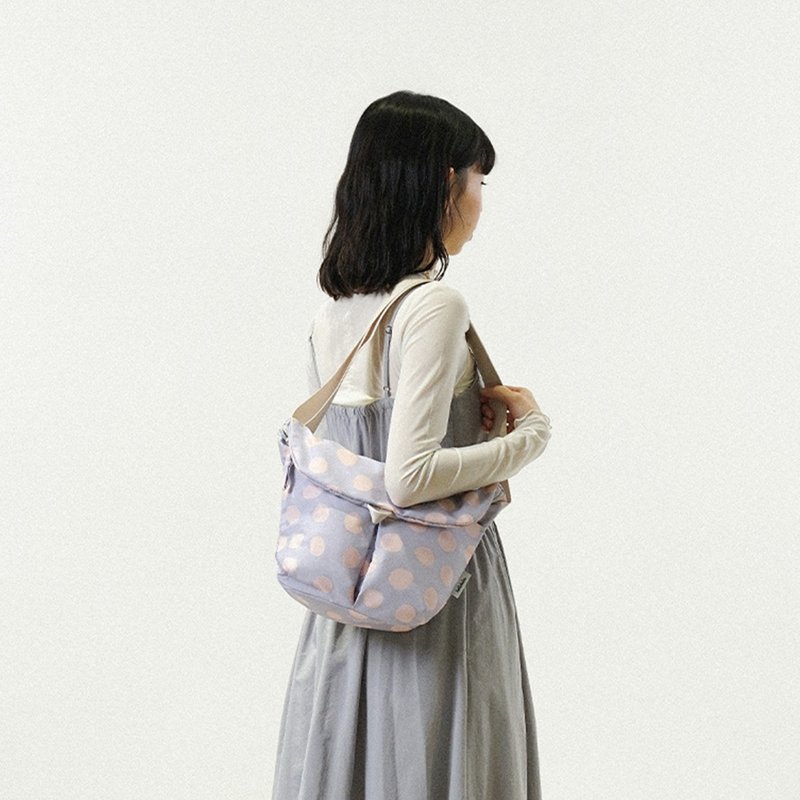 【Nature Beauty系列新品】KANCY 日常防潑水斜背包L號 (紫藤色) - 側背包/斜背包 - 環保材質 紫色