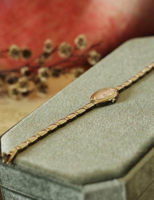 Antique classic ALBA light pink pearl shell oval watch