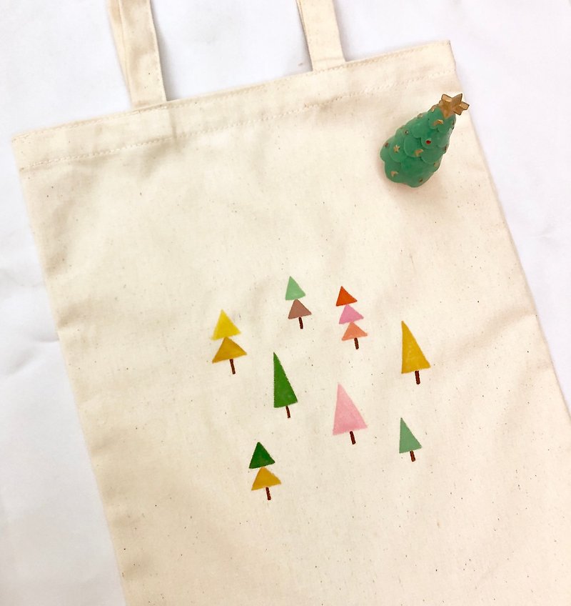 Hand Painted Canvas Bag - Colorful Christmas Tree / Gift Exchange - กระเป๋าถือ - ผ้าฝ้าย/ผ้าลินิน หลากหลายสี