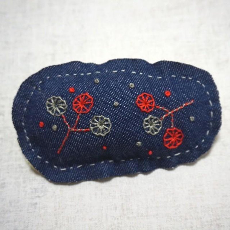 手刺繍ブローチ「きのみ1」 - ブローチ - 刺しゅう糸 ブルー