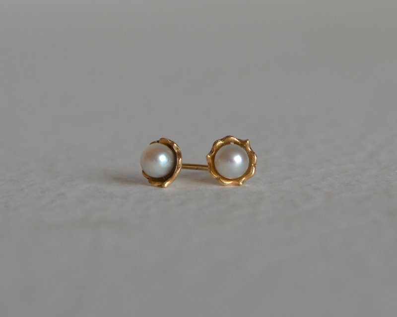 Frill Akoya Pearl Pierce - 耳環/耳夾/耳骨夾 - 其他金屬 金色