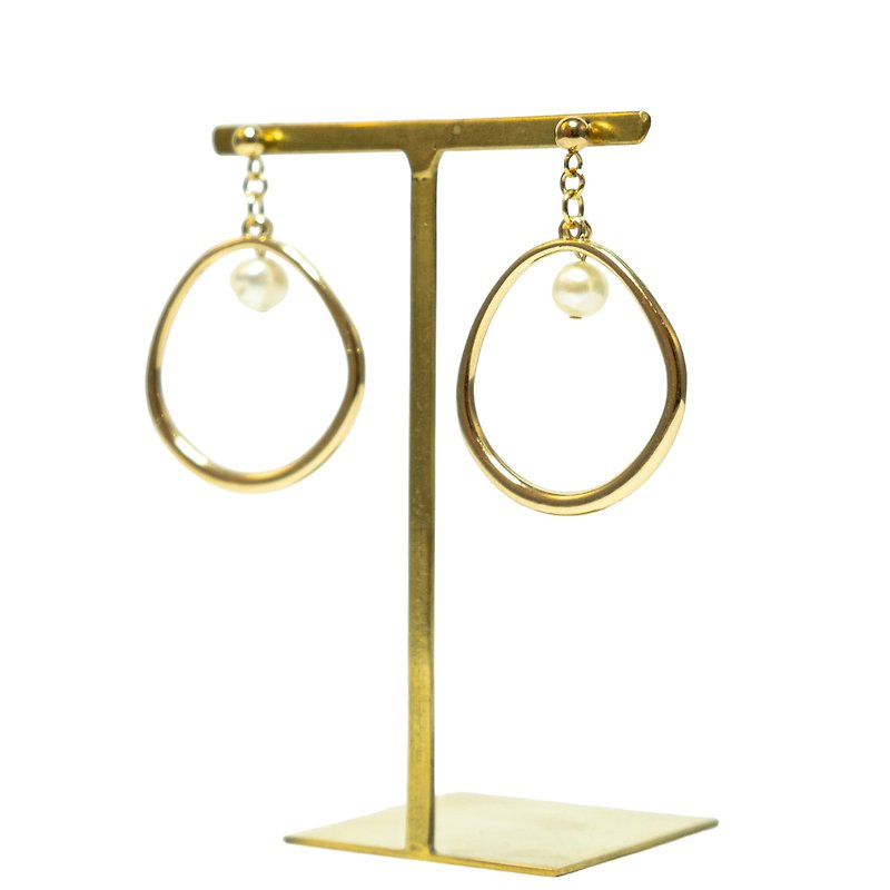Gold hoop earrings　with natural shells - ピアス・イヤリング - 金属 ゴールド
