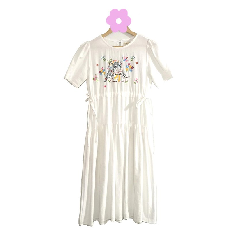 White cotton dress with round neck, short sleeves, hand embroidery. woman wearing a turban, flower lover , birds - 洋裝/連身裙 - 繡線 白色
