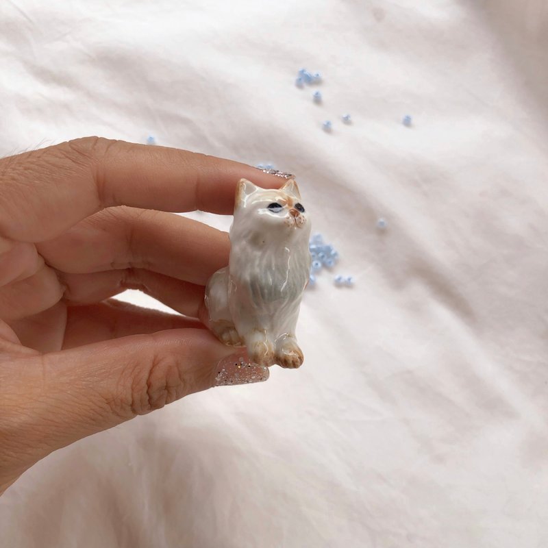 lovely white cat - Tiny animal figurine  handmade product - Pottery & Ceramics - Pottery White