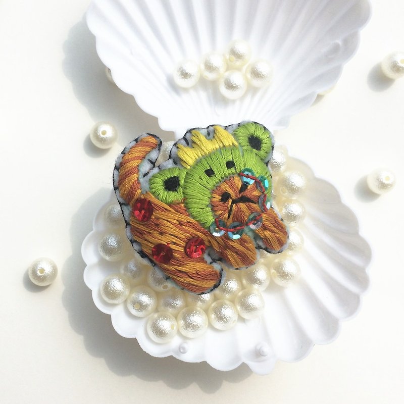 Cat embroidered brooch wearing frog headgear - เข็มกลัด - งานปัก สีเขียว