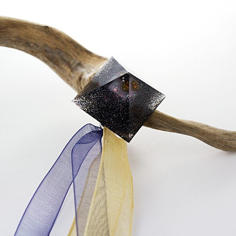Pyramid single ribbon earrings (buried treasure) - Earrings & Clip-ons - Other Materials Black