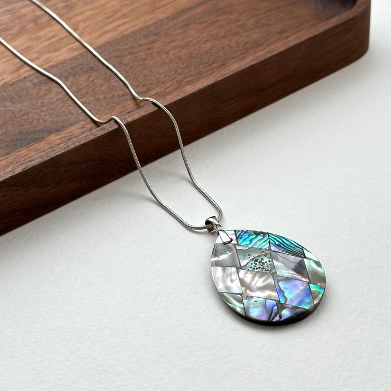 [Happiness Shell] Silver shell water drop necklace to match with the ocean and beach in summer to remove distracting thoughts - Necklaces - Shell Multicolor