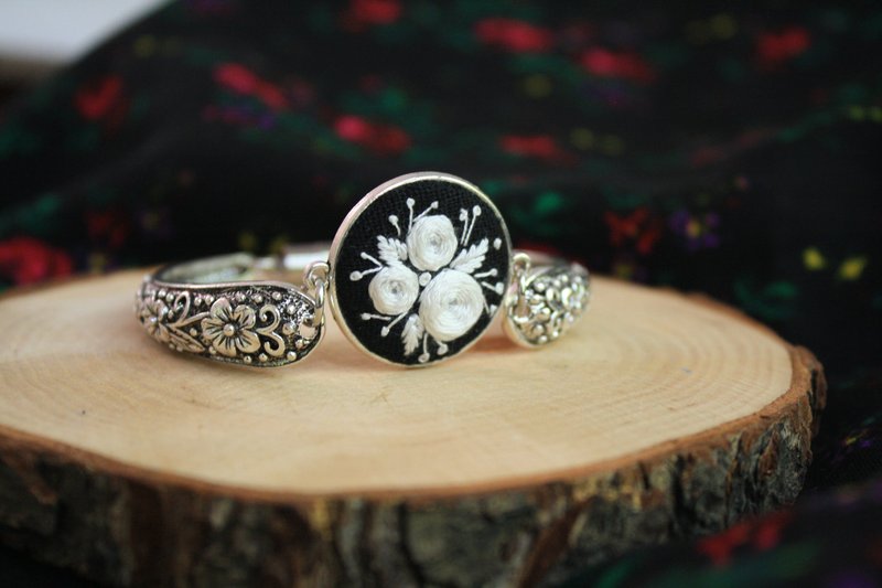 Bracelet with embroidered white roses and magnetic clasps - สร้อยข้อมือ - เงินแท้ 