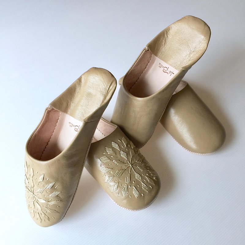 Elegant Babush Shot Broderly with hand-sewing embroidery and simple soft ocher color 2-foot set - อื่นๆ - หนังแท้ สีกากี