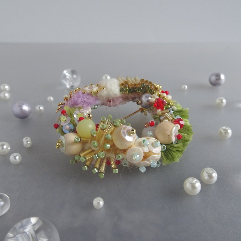 Bead embroidery circle brooch　　young grass - Brooches - Thread Green