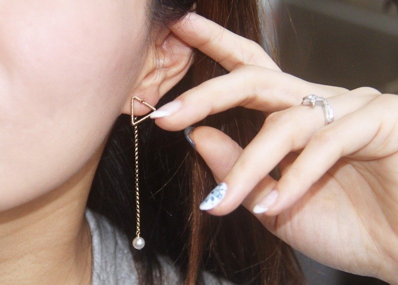 Zhang. Around. 14KGF Swarovski Crystal Pearl Earrings / Triangle Wire wrapping - ต่างหู - เครื่องเพชรพลอย ขาว