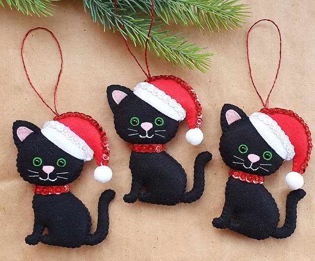 黒猫、猫のクリスマスデコレーション、クリスマスツリー、サンタ帽子の子猫