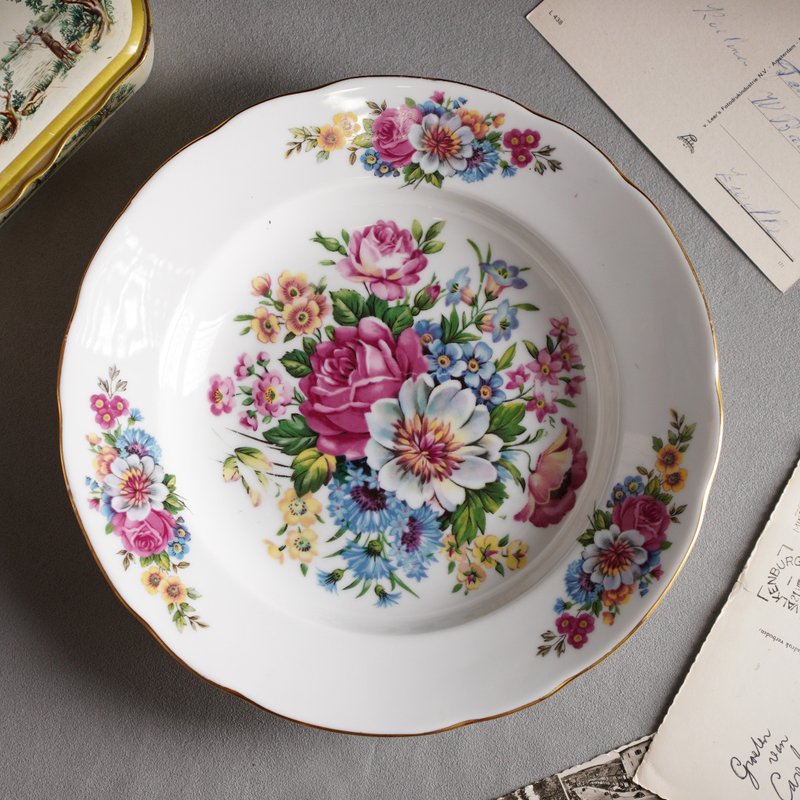 Vintage Bavarian pasta / soup plate with floral design and gold scalloped rim - จานและถาด - เครื่องลายคราม หลากหลายสี