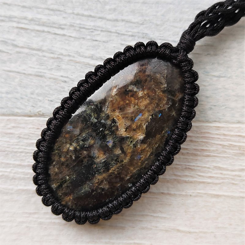 Russian nuummite macrame necklace, genuine Karelian amphibole grounding stone - สร้อยคอ - เครื่องเพชรพลอย สีนำ้ตาล