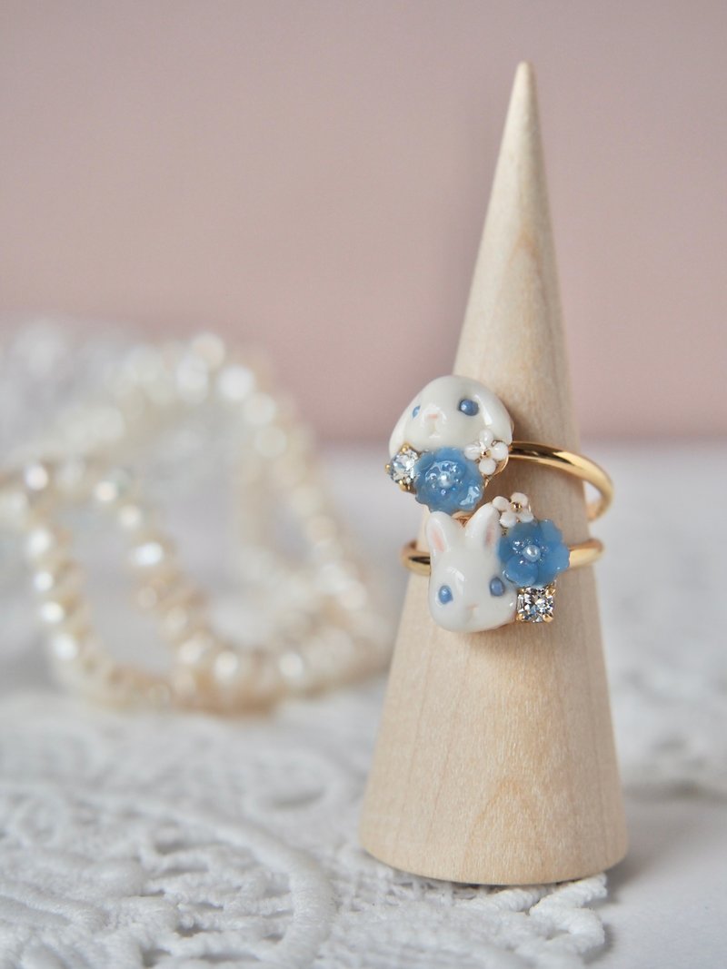 Rabbit and blue poppy ring - แหวนทั่วไป - โลหะ สีน้ำเงิน