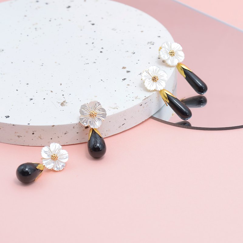 Black and white with black agate and white shell flower earrings - ต่างหู - เปลือกหอย 