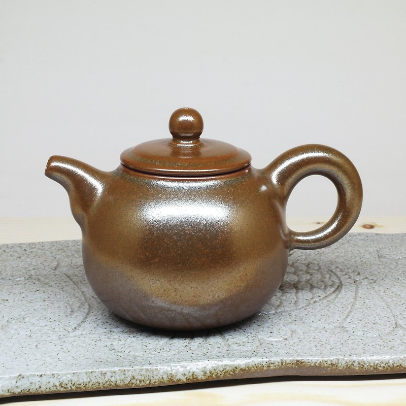 藏金釉圓型正把茶壺 手作陶藝 茶道具 - 茶壺/茶杯/茶具 - 陶 咖啡色