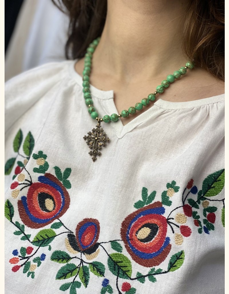 Necklace made of turquoise howlite with a brass cross - สร้อยคอ - เครื่องประดับพลอย สีเขียว