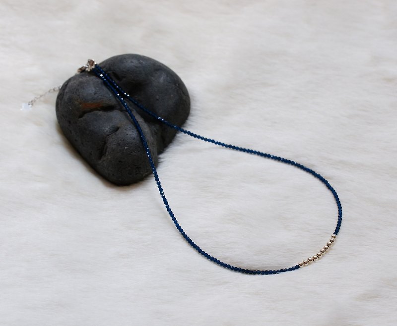 Faceted Blue Corundum Gem Silver 925 Necklace with Linear Memory Alloy - สร้อยคอ - เครื่องเพชรพลอย สีน้ำเงิน