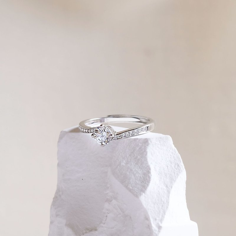 Stone 50 points diamond ring 925 sterling silver ring elegant broken diamond embellished with small diamonds - แหวนทั่วไป - เงินแท้ ขาว