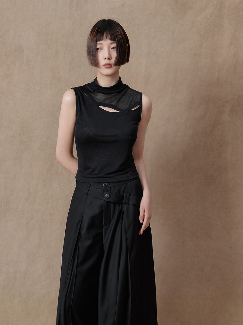 Original Design Sleeveless Pile Neck Semi-Sheer Hollow Knitted Base Layer Shirt - เสื้อกั๊กผู้หญิง - วัสดุอื่นๆ สีดำ