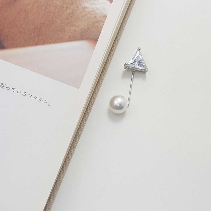 Elegant silver triangle pearl short Lapel Pin silver Metal,Shawl pin - 胸針 - 其他材質 銀色