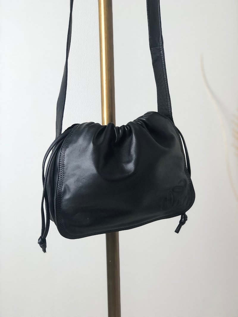 [Direct from Japan, branded used bag] LOEWE shoulder bag, black, anagram, nappa leather, vintage, old, yw3bd2 - กระเป๋าแมสเซนเจอร์ - หนังแท้ สีดำ