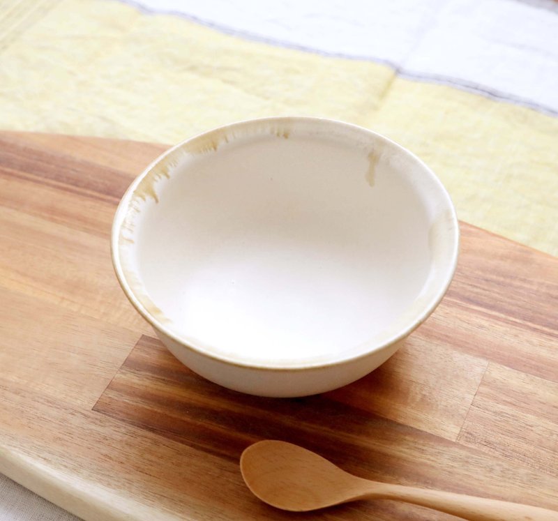 マット釉と縁飴の丸鉢 - 碗 - 陶 白色
