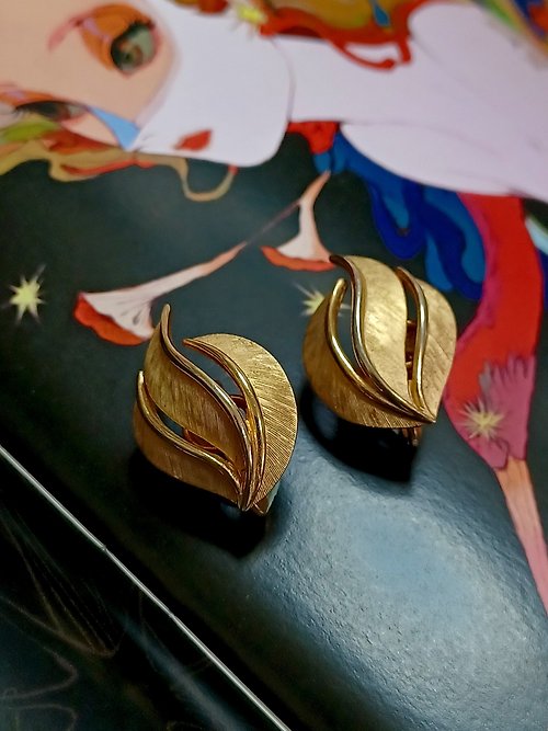 老時光製造所 vintage jewelry TRIFARI 古董夾式耳環 金色風華