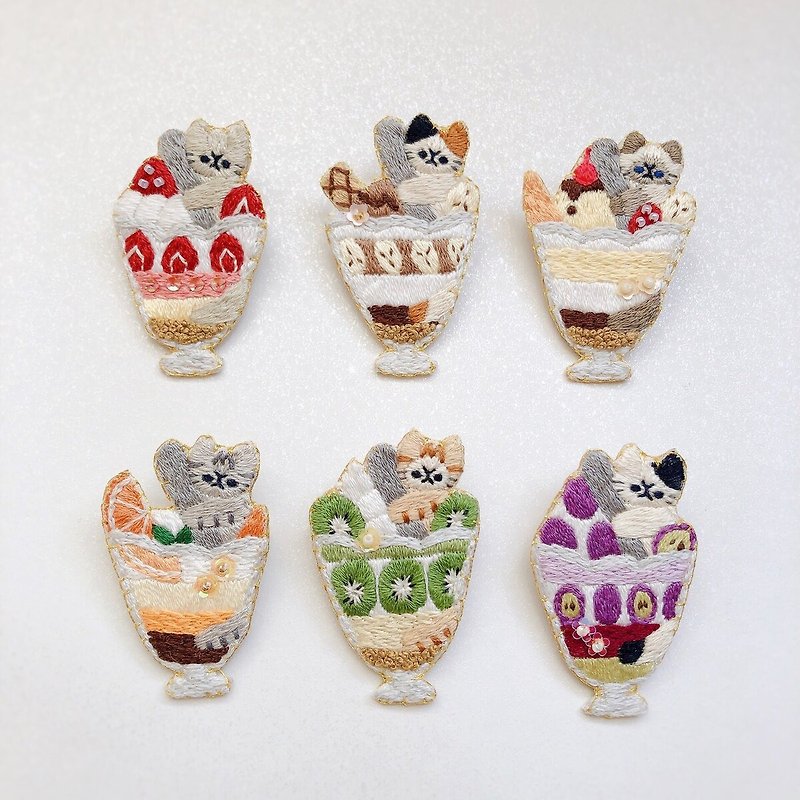Parfait and cat embroidery brooch - Brooches - Thread Multicolor