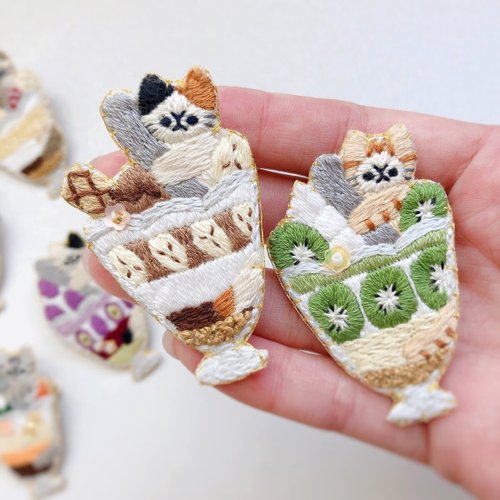 No.452　猫です。　刺繍ブローチ maxresdefault.jpg