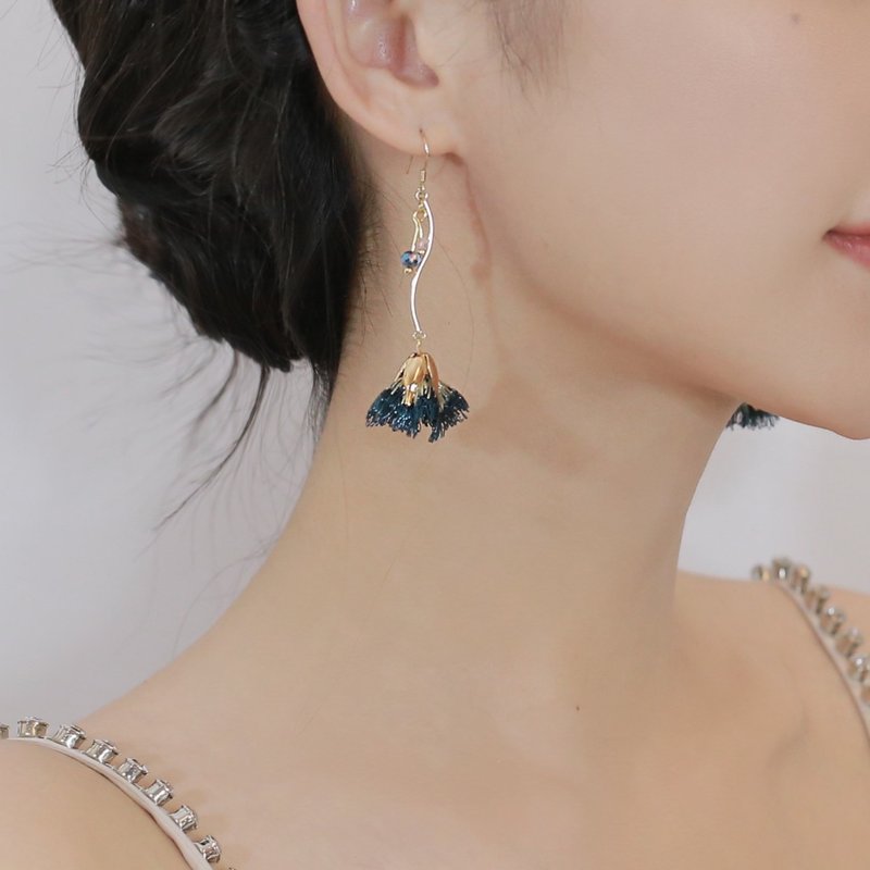 Yuansen hand-made royal blue flower beard embroidery earrings - ต่างหู - งานปัก สีน้ำเงิน