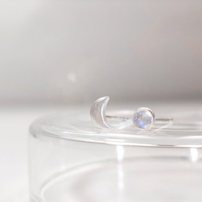 / Shadow / Asymmetrical Blue Fire Moonstone Earrings 925 Sterling Silver - ต่างหู - คริสตัล สีเงิน