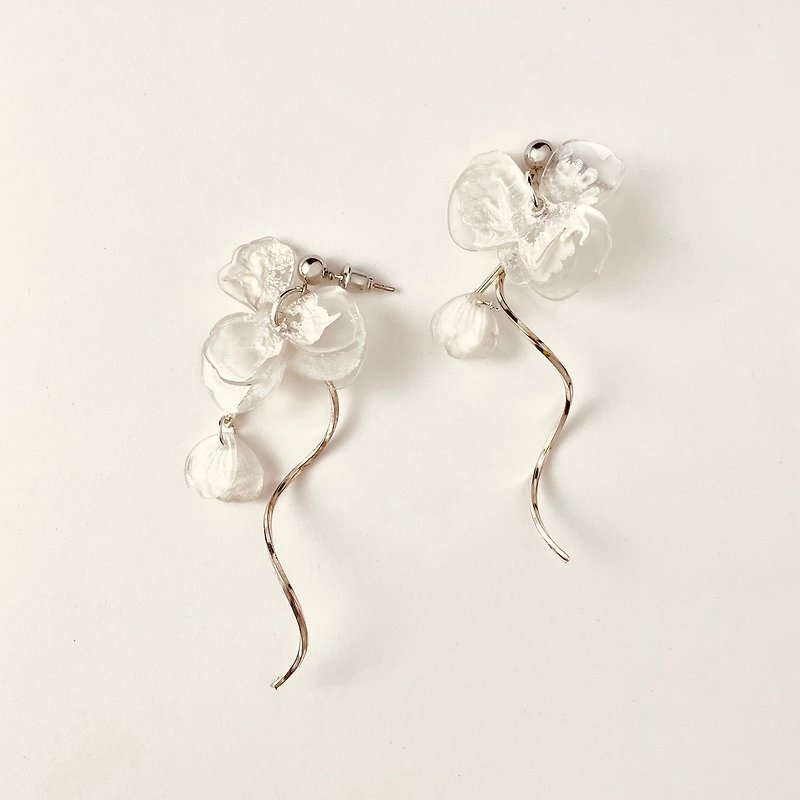 [White Mist Petals] Handmade Resin Drop Earrings - Earrings & Clip-ons - Resin White