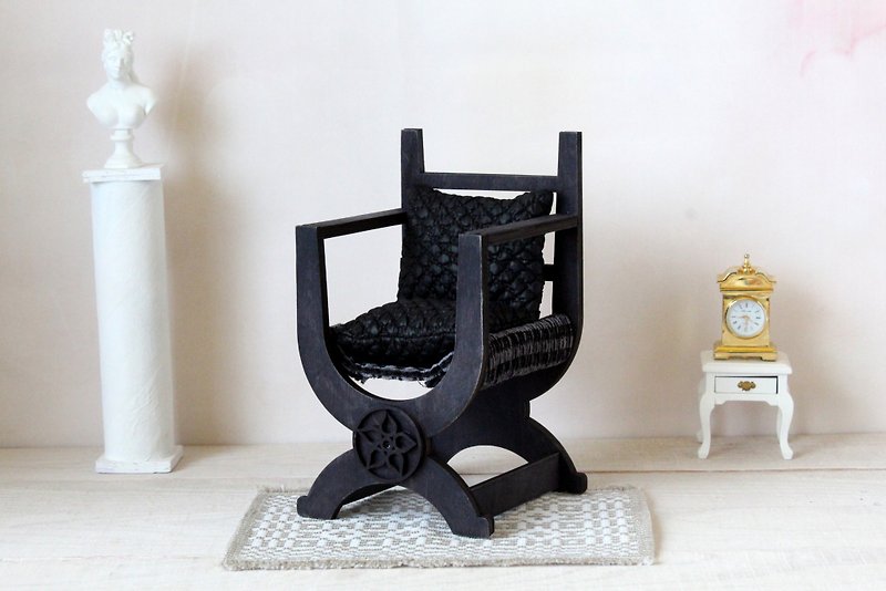 Miniature Tudor chair, X framed queen Mary armchair replica. England history, ra - 嬰幼兒玩具/毛公仔 - 木頭 黑色