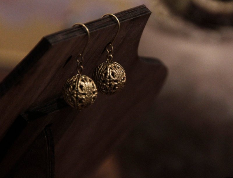 Bronze simple flower ball earrings (large) - ต่างหู - ทองแดงทองเหลือง สีทอง