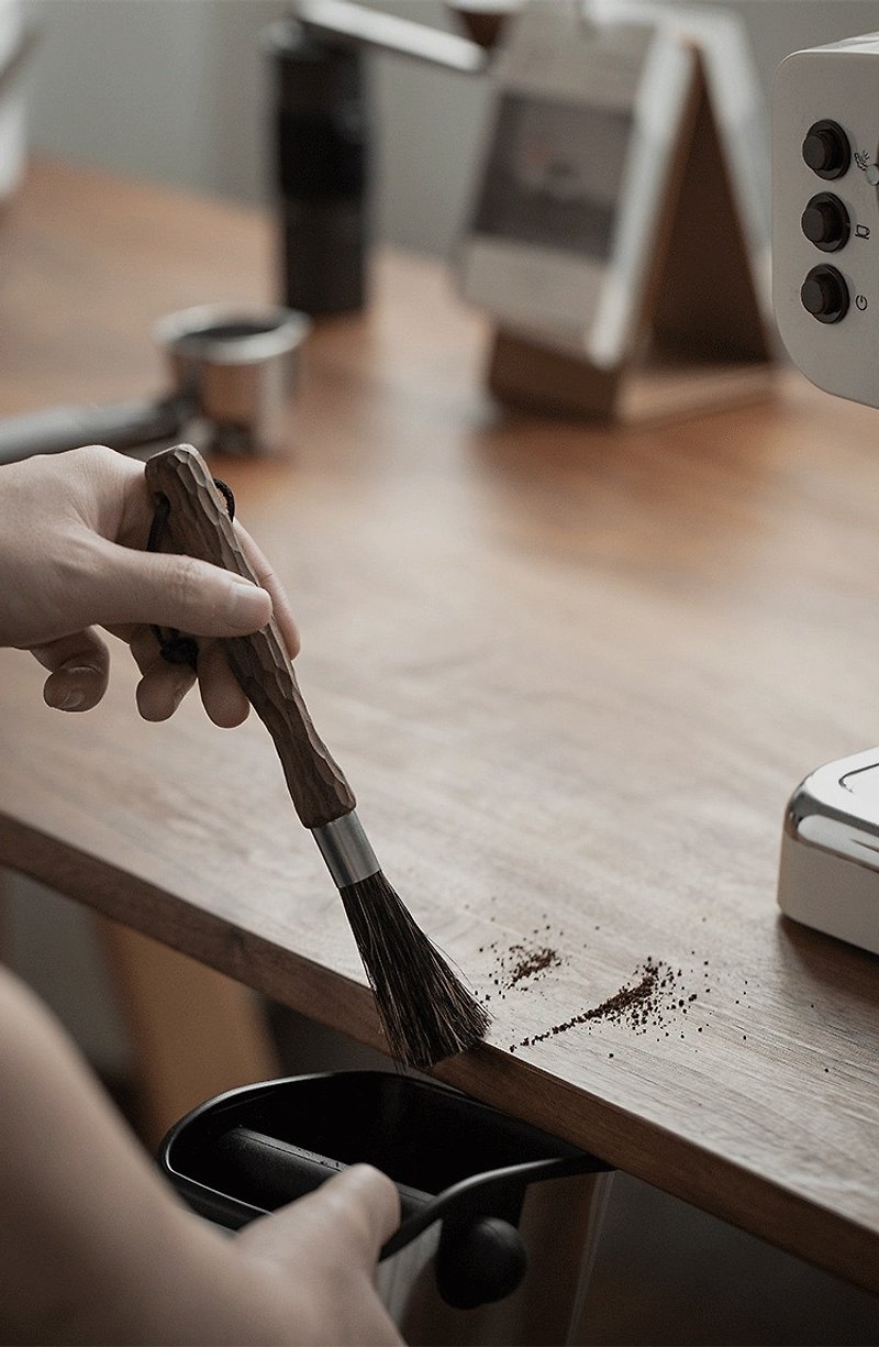 Black Walnut Hand Carved Log Cleaning Brush Retro Coffee Brush/Brush - เครื่องครัว - ไม้ สีใส