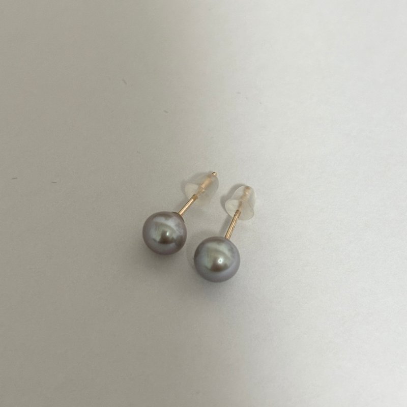 10K金 銀色紫光 淡水珍珠 6mm 耳釘 極簡日常的優雅光澤 - 耳環/耳夾/耳骨夾 - 珍珠 銀色