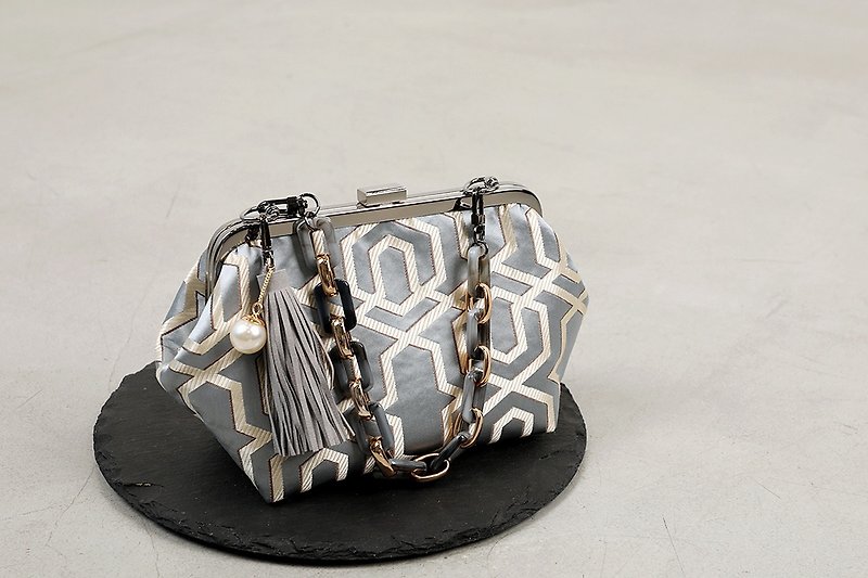 Maze -Silver- frame clutch pouch - กระเป๋าถือ - โลหะ สีเงิน