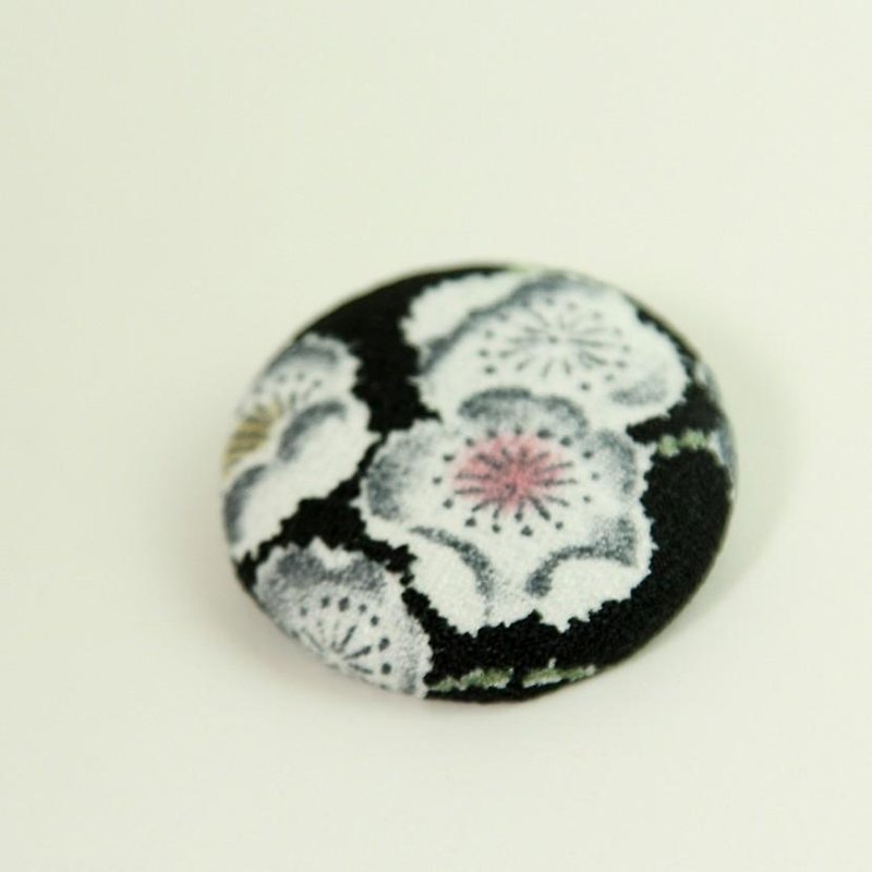 Adult-colored plum-pattern kimono can batch - Brooches - Cotton & Hemp Black