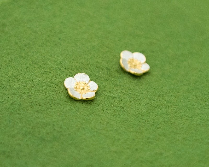 Ume Plum Blossom clip-on earrings - large single - 耳環/耳夾 - 其他金屬 