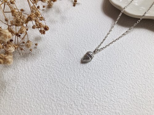 小さくてかわいい、エナメル製のドングリのネックレス